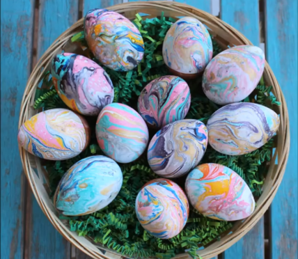 Kako se farbaju jaja sa margarinom i bojama za mermerni efekat