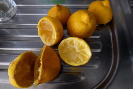 Prirodno sredstvo za čišćenje od limuna