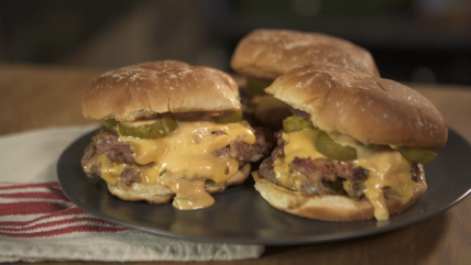 Kako se pravi najbolji burger po receptu američkog kuvara