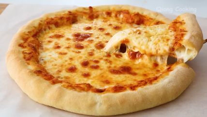 Domaća pica sa sirom i punjenim ivicama