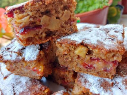 kolač sa jabukama i šljivama.jpg