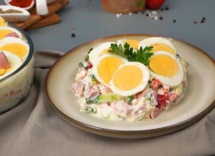 Salata sa šunkom i kuvanim jajima