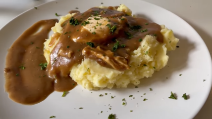 Nemačko jelo sa jajima i pire krompirom