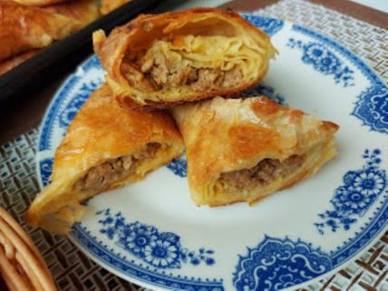 Hrskavi trouglići sa mesom.jpg