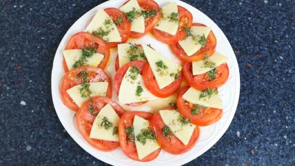 Španska salata od paradajza i sira.jpg