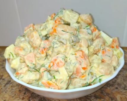 Salata sa pasuljem, krompirom i kuvanim jajima