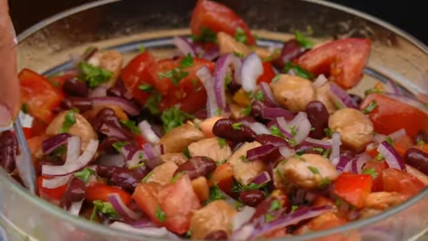 Šarena pileća salata sa povrćem