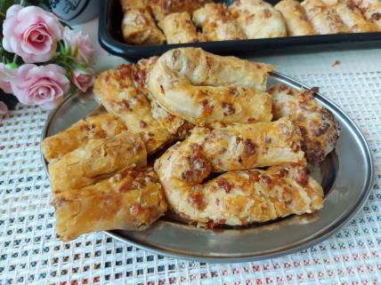 Burek sa domaćim razvučenim korama.jpg