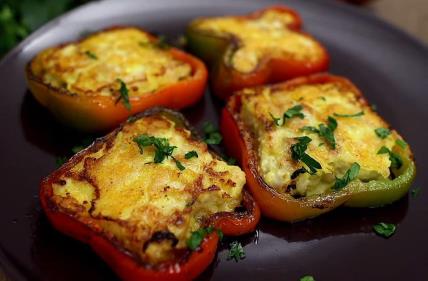 Kolutovi paprike punjeni belim mesom