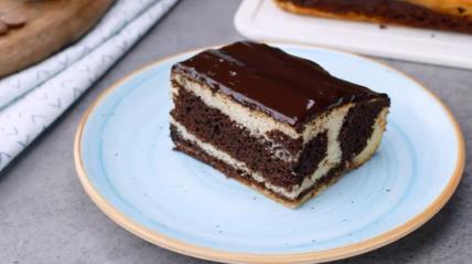 Crno beli kolač preliven čokoladom.jpg