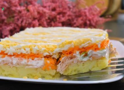 Salata sa piletinom, kuvanim jajima i krompirom