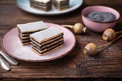 Kolač sa makom i rozen korama