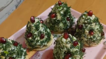 Pileća salata u obliku jelke