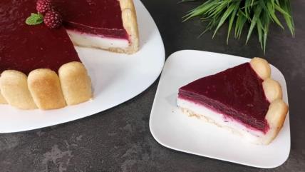 Novogodišnja torta sa piškotama i kupinama