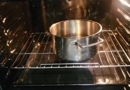 Kako da očistite rernu od tvrdokornih mrlja