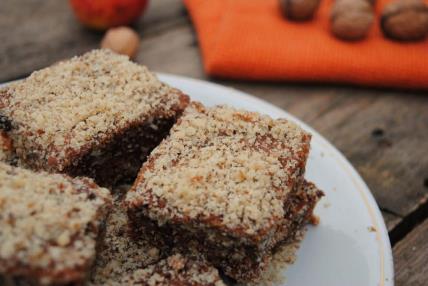 Posni kolač sa orasima i džemom