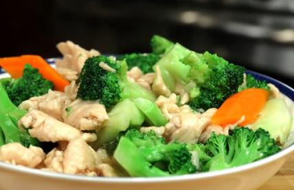 Kineska hrana - piletina i brokoli