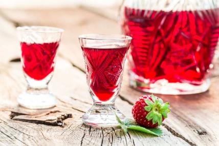 Domaći liker od jagode