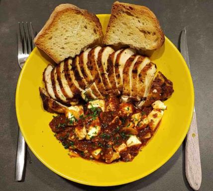 Saganaki piletina - belo meso u sosu od paradajza i feta sira