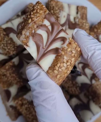 Sitni kolači sa kikirikijem, keksom i dve vrste čokolade