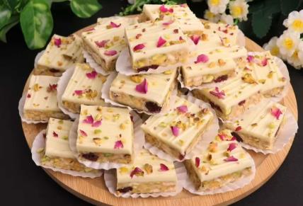 Sitni kolači sa keksom i čokoladom