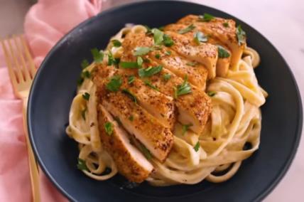 Alfredo pasta sa belim mesom