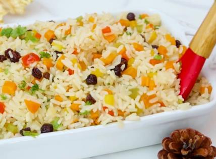 Šareni pirinač sa suvim grožđem