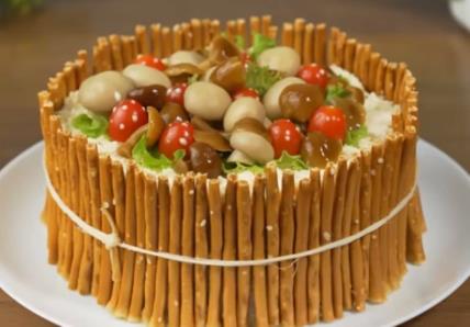 Svečana salata sa šunkom, pečurkama i jabukom