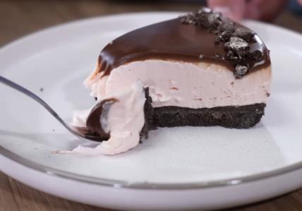 Grčki kolač sa filom od sira i jagode