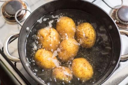 Zašto se u kuvani krompir dodajte beli luk