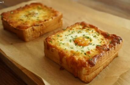 Sendvič sa tost hlebom i jajetom na oko