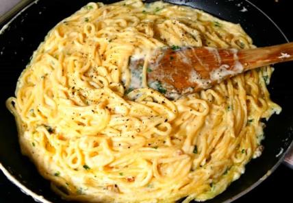 Špagete u sosu od pavlake za kuvanje, belog luka i sira