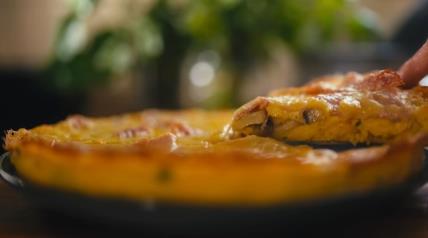 Omlet sa sirom, šunkom i pečurkama