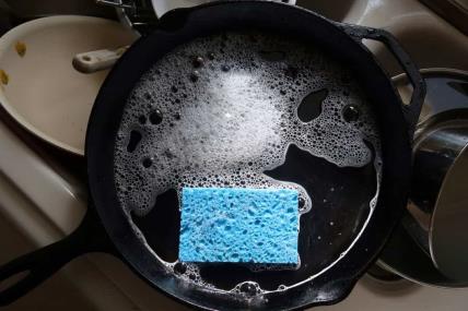 Kako da očistim tiganj bez ribanja