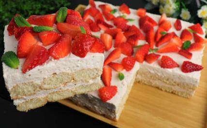 Torta sa jagodama, pišktoma i čizkejk filom