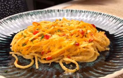 Špagete u sosu od paprike i sira