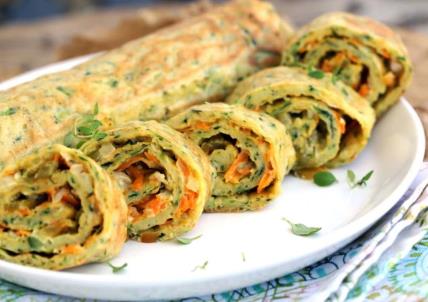 Posni slani rolat sa pečurkama, prazilukom i spanaćem isečen i serviran na tanjiru