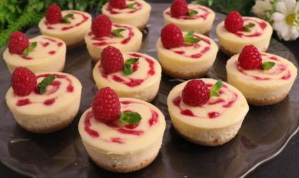 Posni čizkejk sa belom čokoladom i malinama