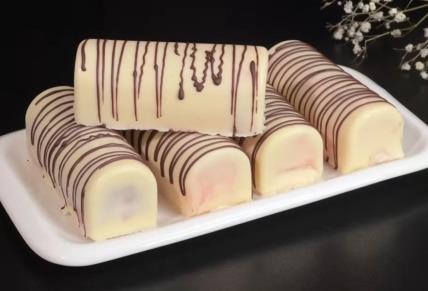 Posni sitni kolači sa jagodom i belom čokoladom