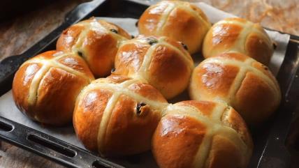 Uskršnje lepinje sa suvim grožđem