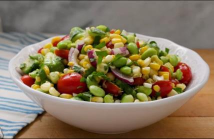 Osvežavajuća salata sa kukuruzom i paradajzom