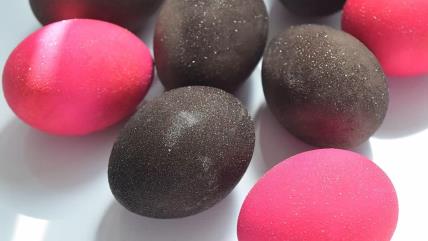 Svetlucava uskršnja jaja farbana u vinu