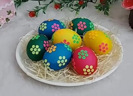 Šarena jaja sa cvećem u boji