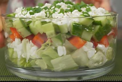 Osvežavajuća zelena salata sa paprikom i krastavcem