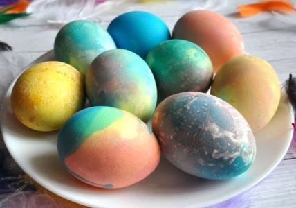 Farbanje jaja krep papirom