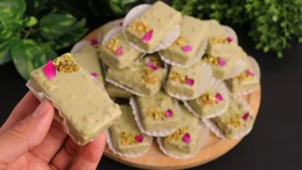 Sitni kolači sa čokoladom i pistaćima