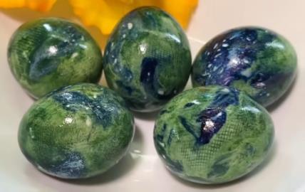 Farbanje jaja čajem