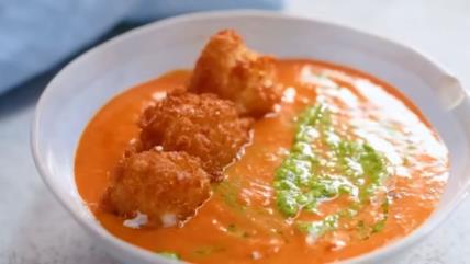 Paradajz čorba sa pohovanim sirom