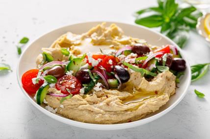 mediteranska salata sa humusom