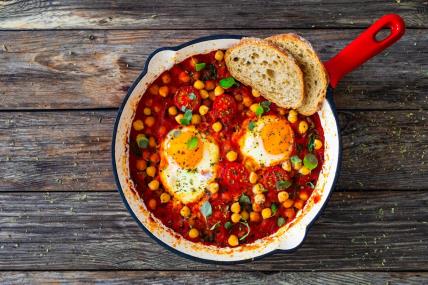 jaja sa leblebijama i čeri paradajzom